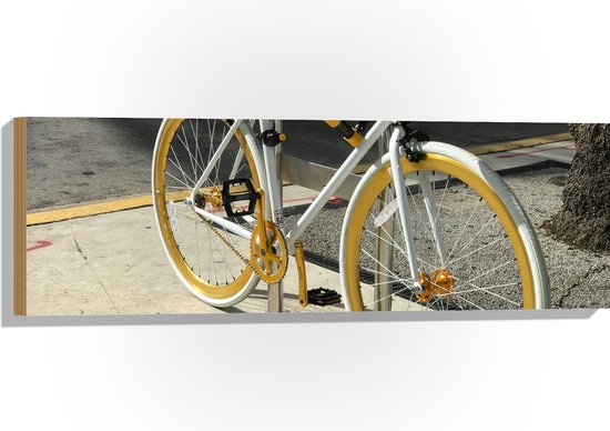 Hout - Geparkeerde Witte Fiets met Gele Details - 90x30 cm - 9 mm dik - Foto op Hout (Met Ophangsysteem)