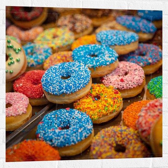Muursticker - Rij Verse Donuts met Verschillende Kleuren Sprinkles - 80x80 cm Foto op Muursticker