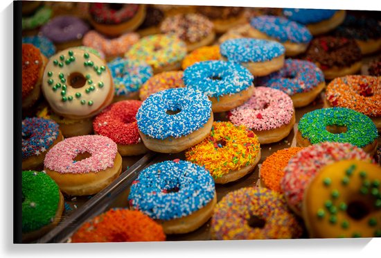Canvas - Rij Verse Donuts met Verschillende Kleuren Sprinkles - 90x60 cm Foto op Canvas Schilderij (Wanddecoratie op Canvas)