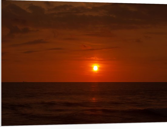 PVC Schuimplaat- Roodkleurige Zonsondergang aan de Horizon bij de Oceaan - 100x75 cm Foto op PVC Schuimplaat