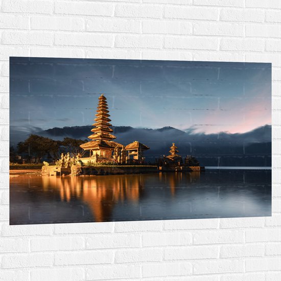 Muursticker - Pura Ulun Danu Bratan Tempel aan het Meer tijdens de Avond - 120x80 cm Foto op Muursticker