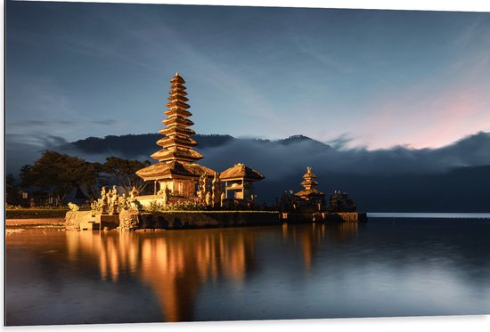 Dibond - Pura Ulun Danu Bratan Tempel aan het Meer tijdens de Avond - 105x70 cm Foto op Aluminium (Wanddecoratie van metaal)