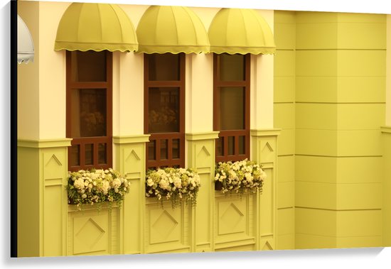 Canvas - Raamkozijnen met Gele Plantenbakken aan Geel Huis - 120x80 cm Foto op Canvas Schilderij (Wanddecoratie op Canvas)