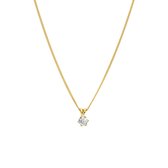 Fijne gouden ketting met een enkele zirkonia hanger op een witte achtergrond.