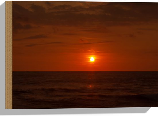 Hout - Roodkleurige Zonsondergang aan de Horizon bij de Oceaan - 40x30 cm - 9 mm dik - Foto op Hout (Met Ophangsysteem)