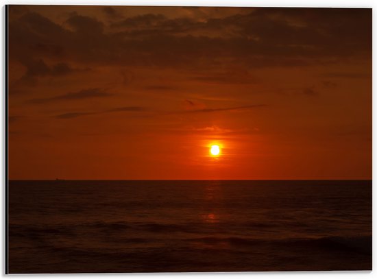 Dibond - Roodkleurige Zonsondergang aan de Horizon bij de Oceaan - 40x30 cm Foto op Aluminium (Wanddecoratie van metaal)