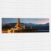 Muursticker - Pura Ulun Danu Bratan Tempel aan het Meer tijdens de Avond - 120x40 cm Foto op Muursticker
