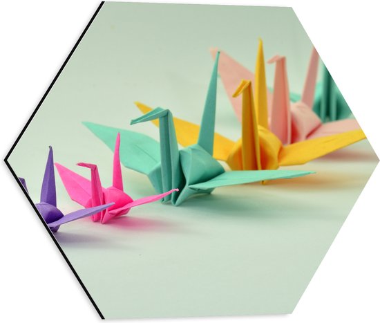 Dibond Hexagon - Rij van Verschillende Grotes en Kleuren Origami Vogels op Lichtblauwe Achtergrond - 40x34.8 cm Foto op Hexagon (Met Ophangsysteem)
