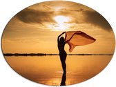 Dibond Ovaal - Silhouet van een Sierlijke Vrouw in het Water - 80x60 cm Foto op Ovaal (Met Ophangsysteem)
