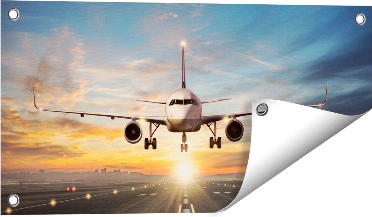 Gards Tuinposter Vliegtuig met een Landing op de Luchthaven - 60x30 cm - Tuindoek - Tuindecoratie - Wanddecoratie buiten - Tuinschilderij Multikleur