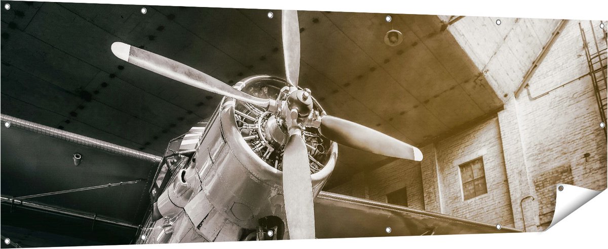 Gards Tuinposter Oud Vliegtuig in een Hangar - Zwart Wit - 210x70 cm - Tuindoek - Tuindecoratie - Wanddecoratie buiten - Tuinschilderij Multikleur