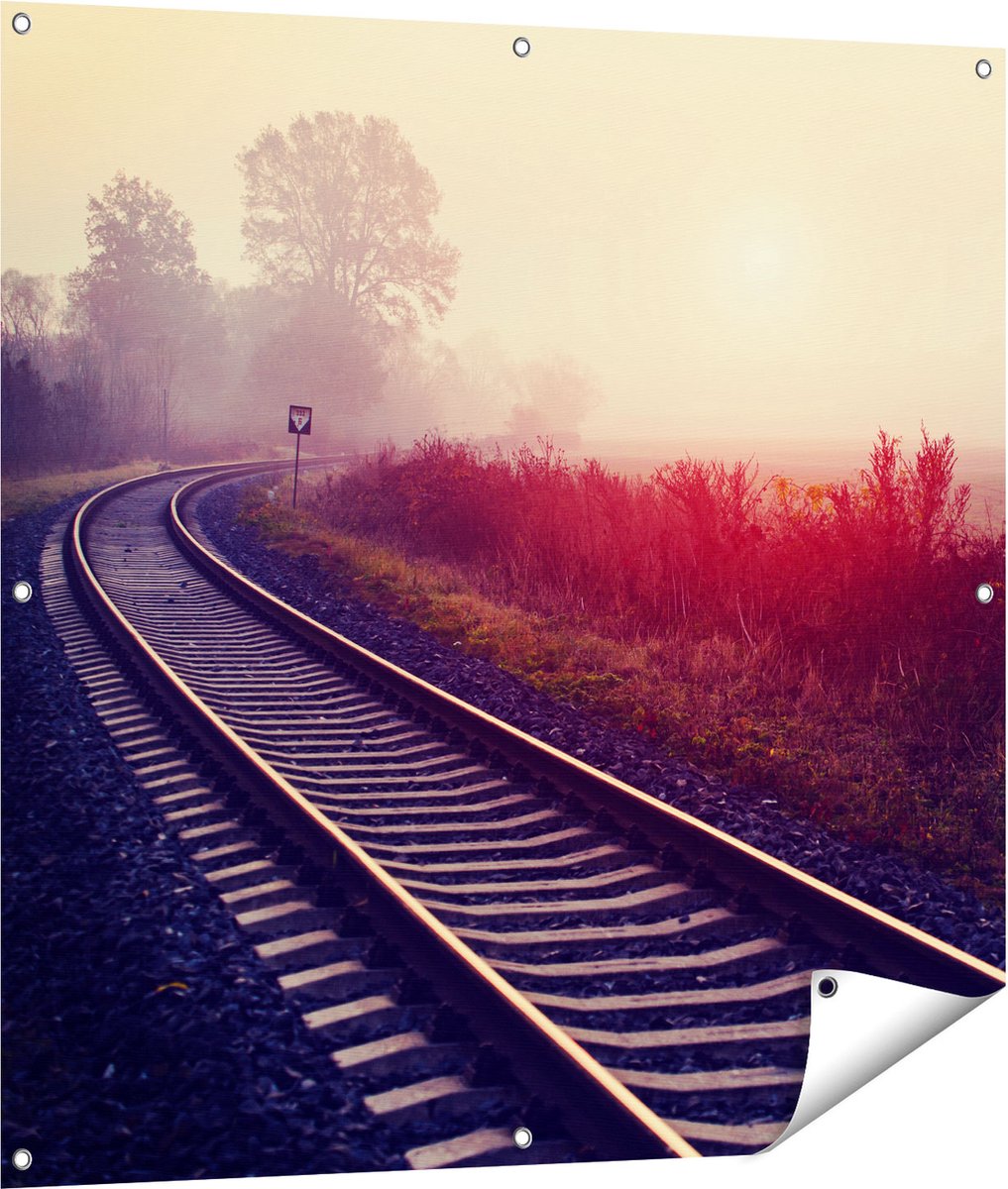 Gards Tuinposter Spoorweg Rails tijdens de Herfst met Mist - 100x100 cm - Tuindoek - Tuindecoratie - Wanddecoratie buiten - Tuinschilderij Multikleur