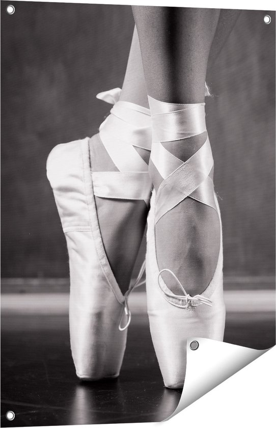 Gards Tuinposter Ballet Schoenen van een Ballerina - Zwart Wit - 60x80 cm - Tuindoek - Tuindecoratie - Wanddecoratie buiten - Tuinschilderij