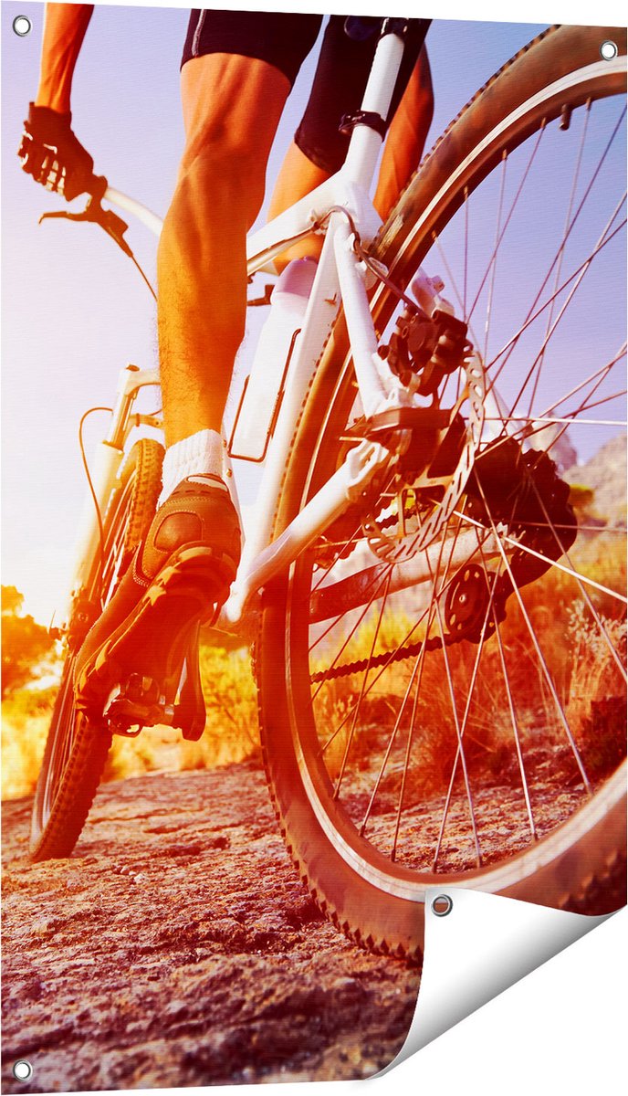 Gards Tuinposter Mountainbike Fietser op Stenen bij Zonsopgang - 60x90 cm - Tuindoek - Tuindecoratie - Wanddecoratie buiten - Tuinschilderij Multikleur