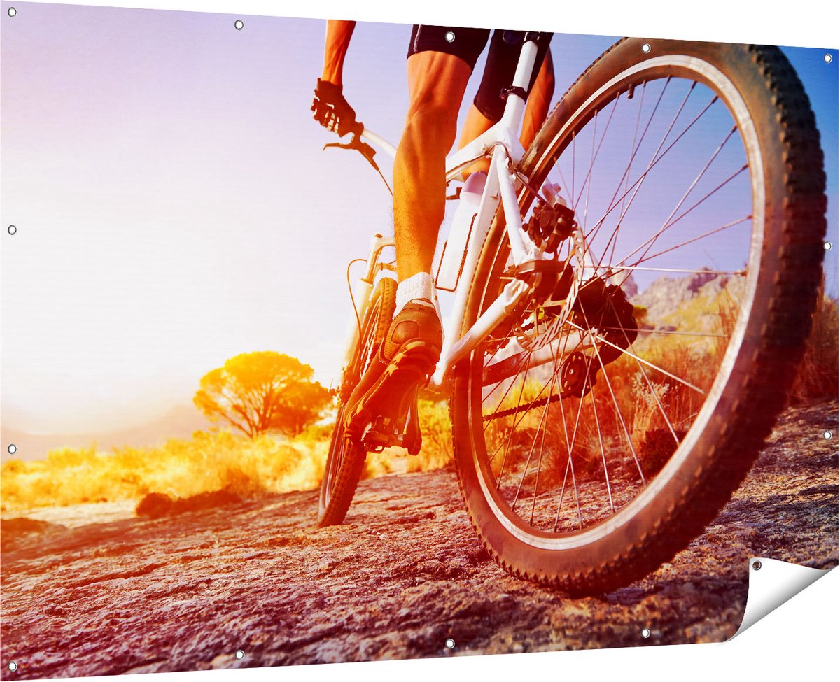 Gards Tuinposter Mountainbike Fietser op Stenen bij Zonsopgang - 180x120 cm - Tuindoek - Tuindecoratie - Wanddecoratie buiten - Tuinschilderij Multikleur
