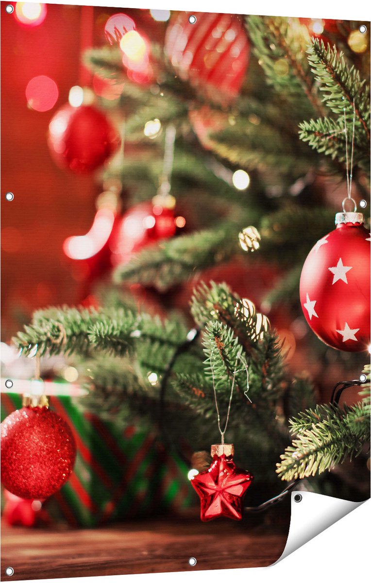 Gards Tuinposter Kerstboom met Rode Lichtjes en Kerstballen - 90x120 cm - Tuindoek - Tuindecoratie - Wanddecoratie buiten - Tuinschilderij Multikleur