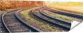 Gards Tuinposter Rails Spoorwegen naast Elkaar - 150x50 cm - Tuindoek - Tuindecoratie - Wanddecoratie buiten - Tuinschilderij