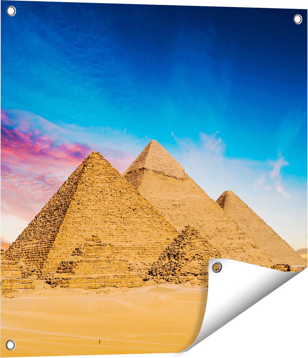 Gards Tuinposter Egyptische Piramides bij Zonsondergang - 60x60 cm - Tuindoek - Tuindecoratie - Wanddecoratie buiten - Tuinschilderij Multikleur
