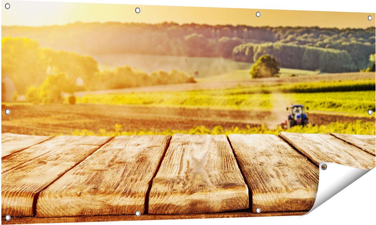 Gards Tuinposter Tractor in het Veld met Houten Planken - 140x70 cm - Tuindoek - Tuindecoratie - Wanddecoratie buiten - Tuinschilderij Multikleur