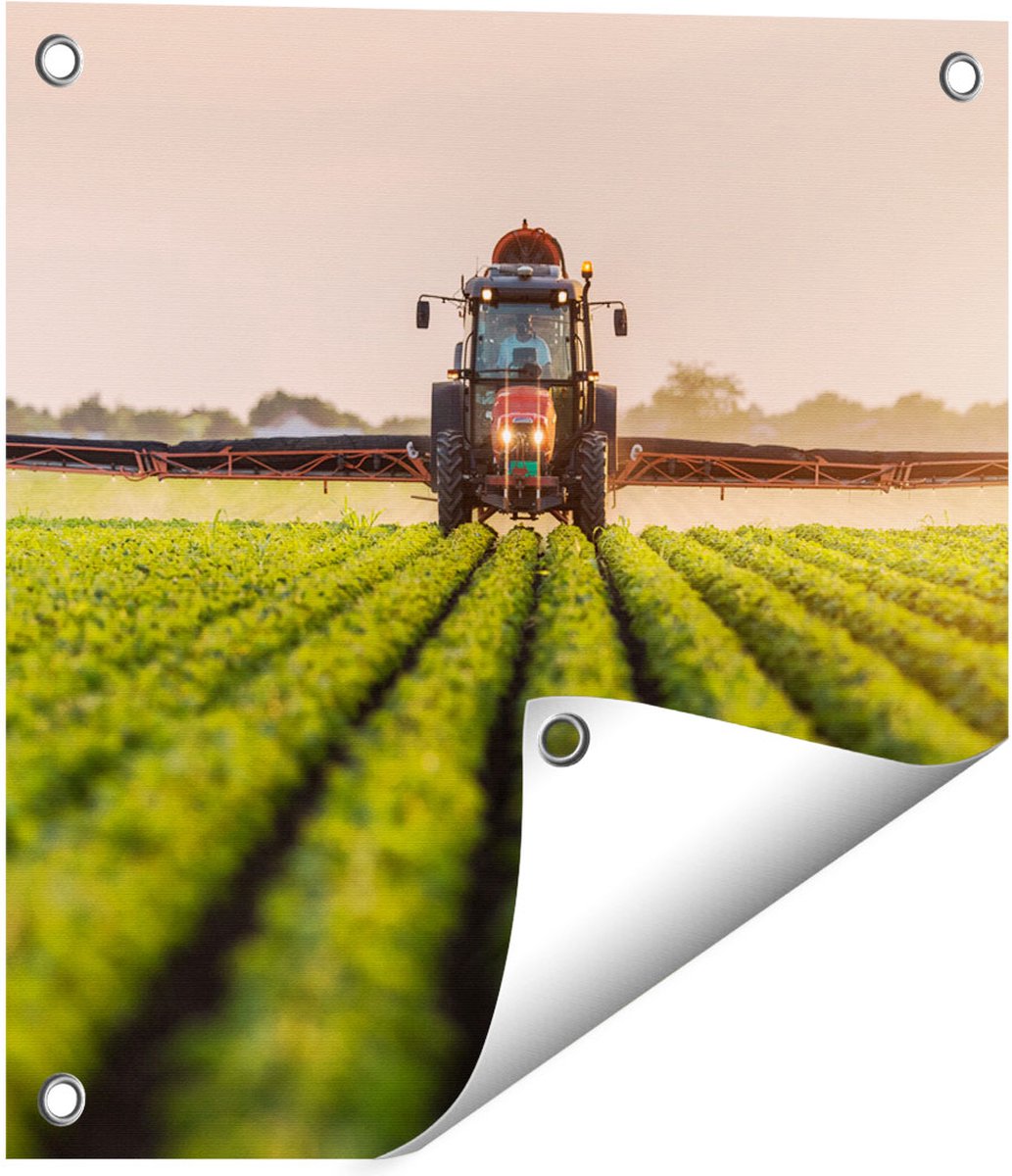 Gards Tuinposter Rode Tractor op het Veld aan het Sproeien - 40x40 cm - Tuindoek - Tuindecoratie - Wanddecoratie buiten - Tuinschilderij Multikleur