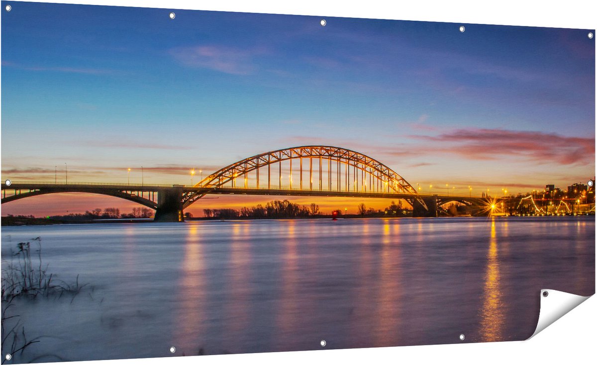 Gards Tuinposter Waalbrug in Nijmegen - 200x100 cm - Tuindoek - Tuindecoratie - Wanddecoratie buiten - Tuinschilderij Multikleur
