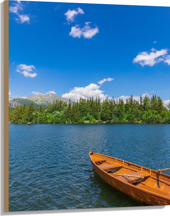 Hout - Houten Vissersbootje dobberend op het Water bij Bomen en Berg - 75x100 cm - 9 mm dik - Foto op Hout (Met Ophangsysteem)