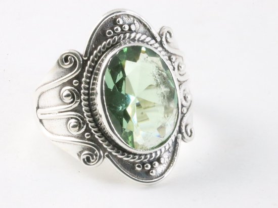 Bewerkte zilveren ring met groene amethist - maat 19