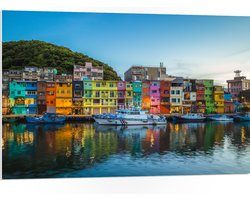 PVC Schuimplaat- Gekleurde Huizen aan de Kust van Taiwan in de Avond - 105x70 cm Foto op PVC Schuimplaat