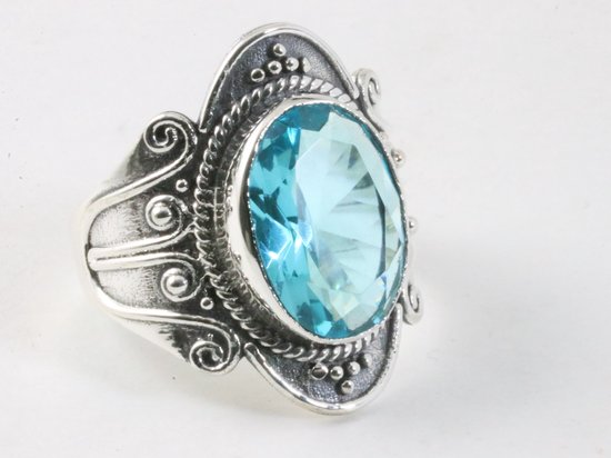 Bewerkte zilveren ring met blauwe topaas - maat 19.5
