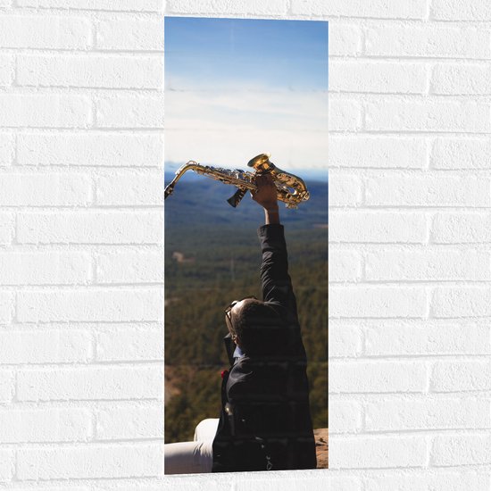 Muursticker - Man met Trompet aan de Rand van Cliff met Uitzicht - 30x90 cm Foto op Muursticker