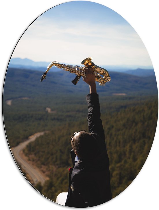 Dibond Ovaal - Man met Trompet aan de Rand van Cliff met Uitzicht - 60x80 cm Foto op Ovaal (Met Ophangsysteem)