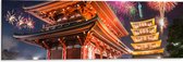 Dibond - Japanse Tempel omringd door Verschillende Kleuren Vuurwerkpijlen - 90x30 cm Foto op Aluminium (Met Ophangsysteem)