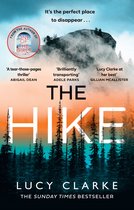 Boekcover van 'The Hike' door Lucy Clarke, met een mistige berg en een bos in de kleuren oranje, groen en blauw.