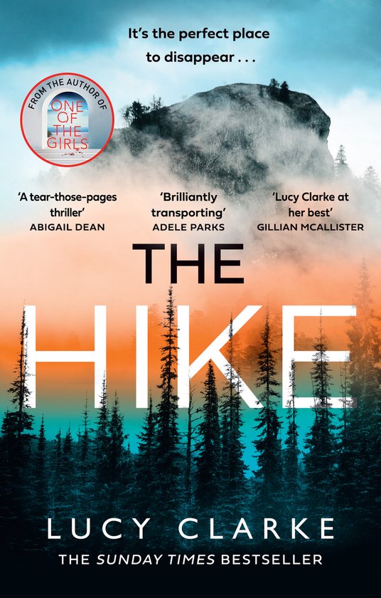 Boekcover van 'The Hike' door Lucy Clarke, met een mistige berg en een bos in de kleuren oranje, groen en blauw.