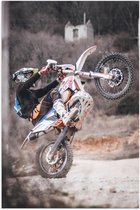 Poster Glanzend – Man Stuntend op Motor op Motorcross Parcour - 50x75 cm Foto op Posterpapier met Glanzende Afwerking