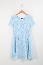 Mooie blauwe kanten jurk met bloemenmotief voor grote maten - maat 42/44