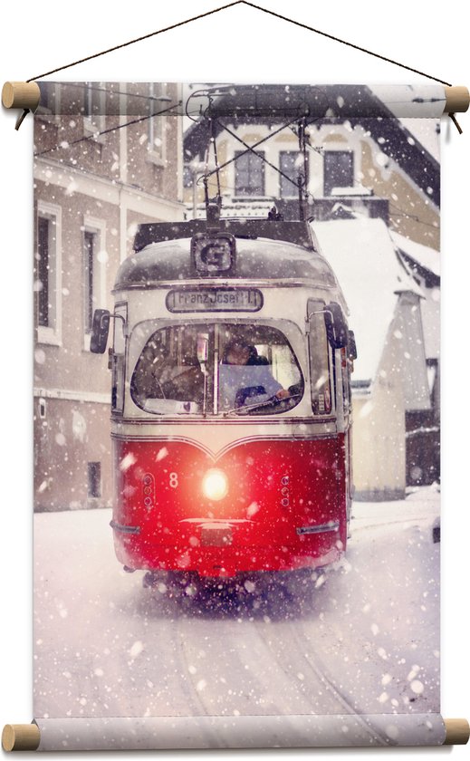 Textielposter - Rood met Wit Gekleurde Tram Rijdend door Besneeuwde Stad - 40x60 cm Foto op Textiel