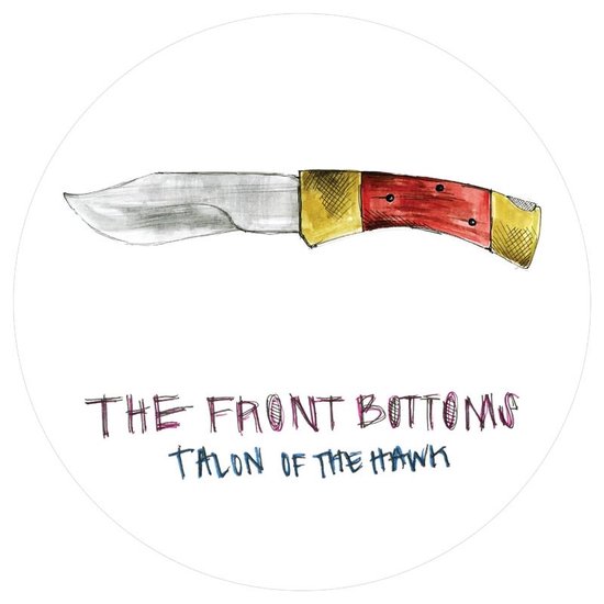 Een tekening van een zakmes met een zilverkleurig blad, een rode handgreep met zilveren details en gouden uiteinden. Onder het mes staat de tekst "THE FRONT BOTTOMS TALON OF THE HAWK".