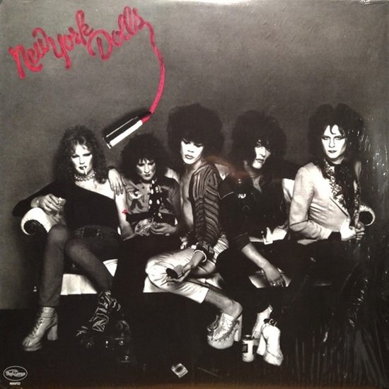 Voorzijde van de New York Dolls LP-hoes, met de band zittend op een bank, met rode tekst.