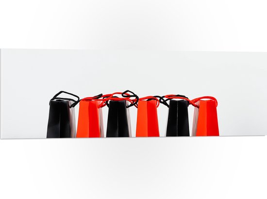 PVC Schuimplaat- Foto van Verzameling Rode en Zwarte Cadeautasjes tegen Witte Achtergrond - 120x40 cm Foto op PVC Schuimplaat