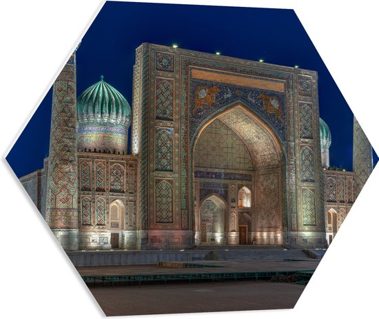 PVC Schuimplaat Hexagon - Sher Dor Madrasah Tempel in Oezbekistan - 60x52.2 cm Foto op Hexagon (Met Ophangsysteem)