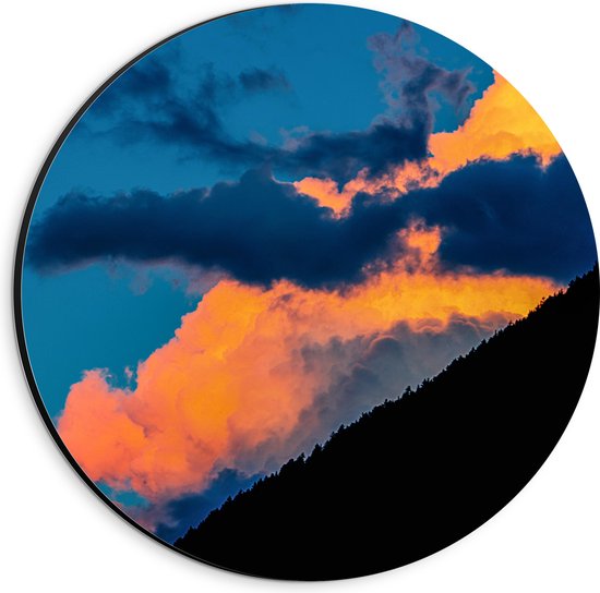 Dibond Muurcirkel - Lichte en Donkere Wolken in de Lucht achter Berg - 20x20 cm Foto op Aluminium Muurcirkel (met ophangsysteem)