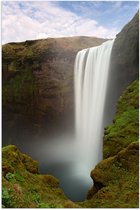 Poster (Mat) - Hoge Wilde Waterval in de Groene Natuur - 50x75 cm Foto op Posterpapier met een Matte look