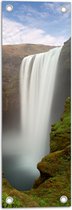 Tuinposter – Hoge Wilde Waterval in de Groene Natuur - 20x60 cm Foto op Tuinposter (wanddecoratie voor buiten en binnen)