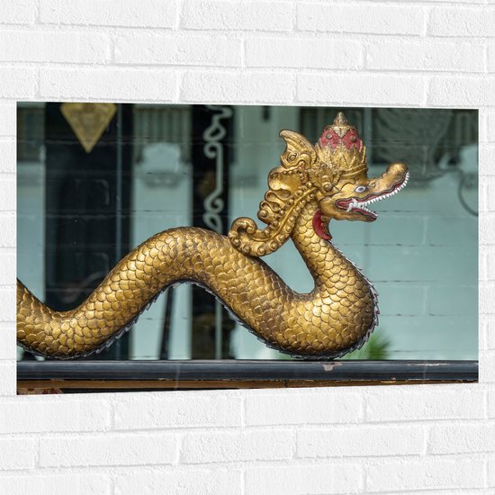 Muursticker - Traditionele Chinese Gouden Draak op Rand van Balkon - 90x60 cm Foto op Muursticker