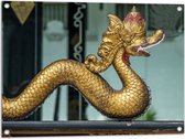 Tuinposter – Traditionele Chinese Gouden Draak op Rand van Balkon - 80x60 cm Foto op Tuinposter (wanddecoratie voor buiten en binnen)
