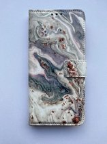 Geschikt voor iPhone 13 boekhoesje met marmerprint - steenprint - portemonnee hoesje met kaarthouder en magneetsluiting