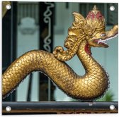 Tuinposter – Traditionele Chinese Gouden Draak op Rand van Balkon - 50x50 cm Foto op Tuinposter (wanddecoratie voor buiten en binnen)