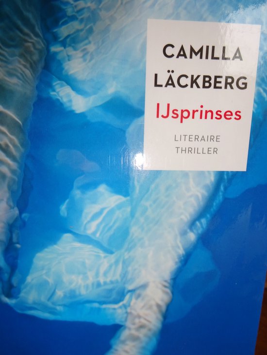 Boekomslag met de titel 'IJsprinses' van Camilla Läckberg, met een blauwe waterachtergrond.