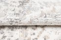 Gros plan sur la texture douce d'un tapis beige avec des motifs gris et bruns délavés.